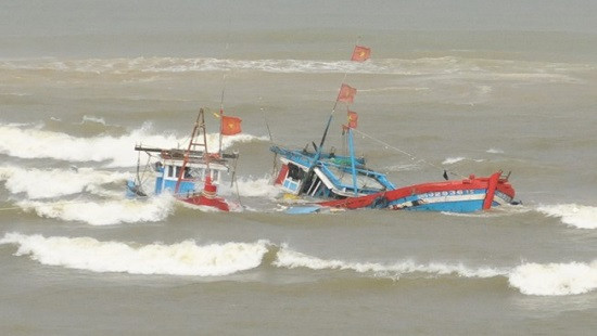 2 tàu cá ở Nghệ An bị 
