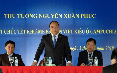Thủ tướng gặp mặt cộng đồng người Campuchia gốc Việt, tặng qùa cho kiều bào nghèo