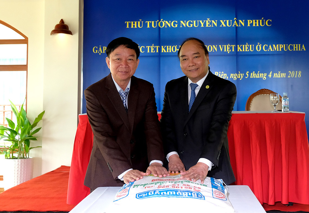 Thủ tướng gặp mặt cộng đồng người Campuchia gốc Việt, tặng qùa cho kiều bào nghèo