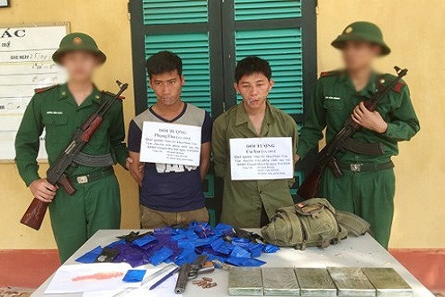 Bắt 2 đối tượng người Lào mang theo súng, vận chuyển  5 bánh heroin
