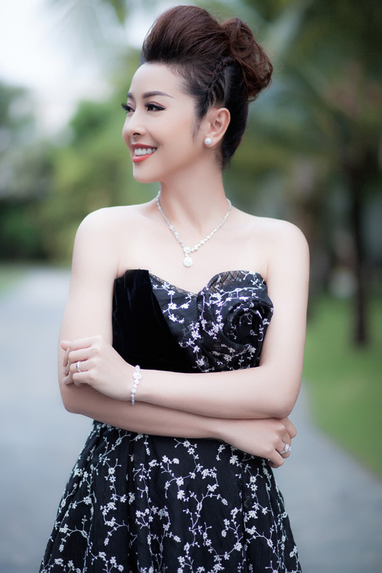 Jennifer Phạm thay 2 váy dẫn bán kết Hoa hậu biển Việt Nam toàn cầu