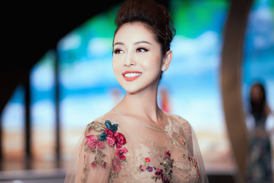 Jennifer Phạm thay 2 váy dẫn bán kết Hoa hậu biển Việt Nam toàn cầu