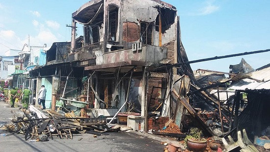 Hiện trường vụ hỏa hoạn tại Tiền Giang, nhiều nhà dân bị lửa thiêu rụi