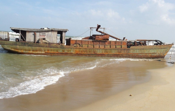 Quảng Nam bán đấu giá tàu vỏ sắt vô chủ trôi dạt vào bờ biển 
