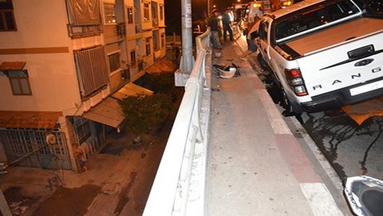 Bị xe ô tô tông văng khỏi cầu, người đi xe máy tử vong
