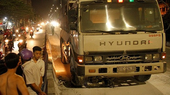 TP.HCM: Hai vợ chồng thương vong dưới gầm xe tải trong đêm
