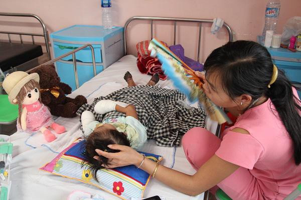 Sau đêm sốt, bé gái 3 tuổi phải cắt cụt tứ chi do bị hoại tử hiếm gặp