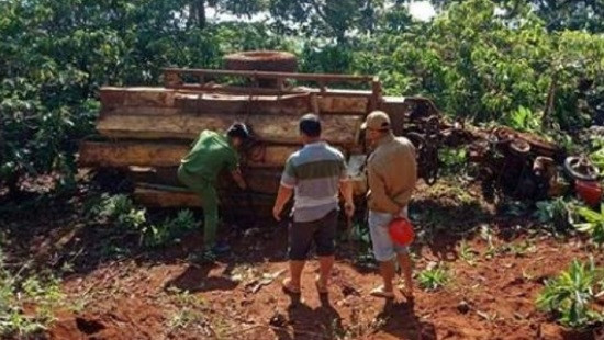 Đắk Nông: Xe công nông tự chế bị lật, 3 người thương vong