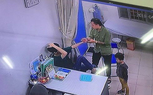 Bác sĩ Bệnh viện Xanh Pôn bị người nhà bệnh nhân đấm liên tiếp vào mặt