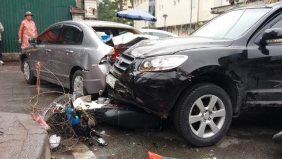 Hà Nội: Tai nạn liên hoàn trên phố Phương Mai, nhiều người bị thương