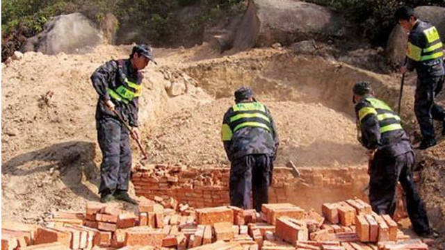 Chính quyền địa phương Tongcheng đã yêu cầu phá dỡ các phần mộ xây sẵn cho người sống. (Ảnh: Aihami)