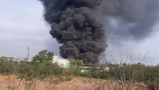Hàng trăm công nhân tháo chạy khỏi đám cháy xưởng sản xuất hạt nhựa