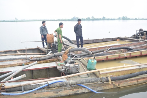 TT-Huế: Bắt giữ hai thuyền khai thác cát trái phép trên sông Hương