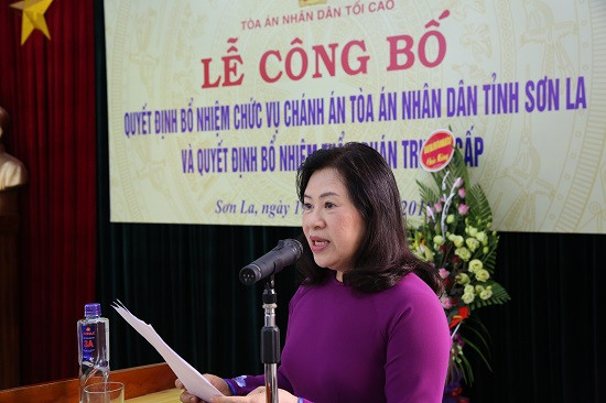 Phó Chánh án TANDTC Nguyễn Thúy Hiền trao Quyết định bổ nhiệm chức vụ Chánh án TAND tỉnh Sơn La