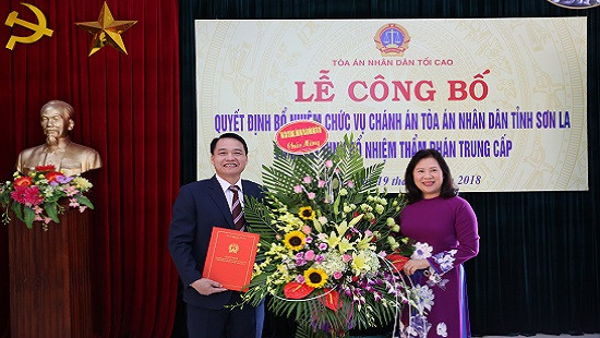 Phó Chánh án TANDTC Nguyễn Thúy Hiền trao Quyết định bổ nhiệm chức vụ Chánh án TAND tỉnh Sơn La