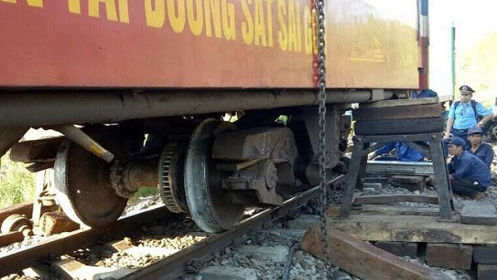 Tàu hỏa trật bánh ở Bình Thuận, hành khách hoảng loạn