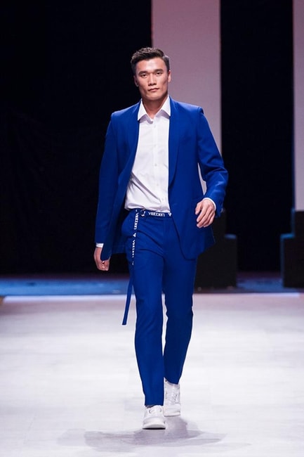 Bùi Tiến Dũng làm vedette tại VIFW, sàn runway vỡ òa cảm xúc