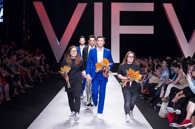 Bùi Tiến Dũng làm vedette tại VIFW, sàn runway vỡ òa cảm xúc