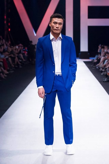 Bùi Tiến Dũng làm vedette tại VIFW, sàn runway vỡ òa cảm xúc