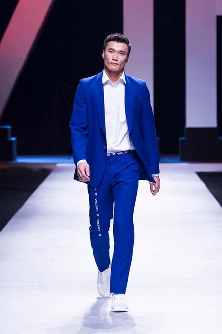 Bùi Tiến Dũng làm vedette tại VIFW, sàn runway vỡ òa cảm xúc