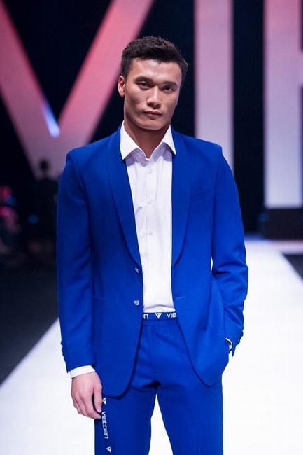 Bùi Tiến Dũng làm vedette tại VIFW, sàn runway vỡ òa cảm xúc