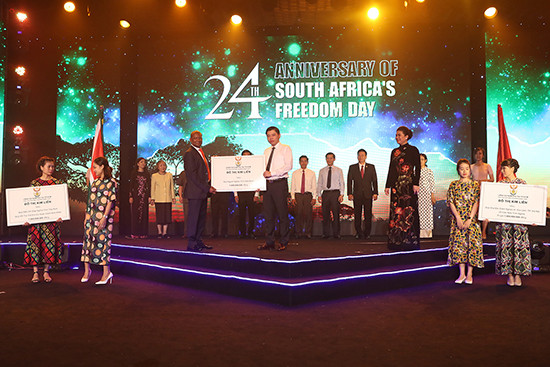 Lãnh sự Nam Phi Đỗ Thị Kim Liên ủng hộ hơn 5 tỷ đồng giúp cộng đồng