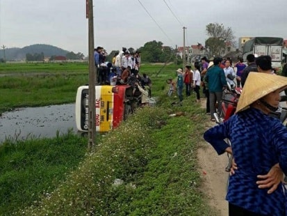 Xe buýt mất lái lật nhào xuống ruộng, hàng chục hành khách hoảng loạn