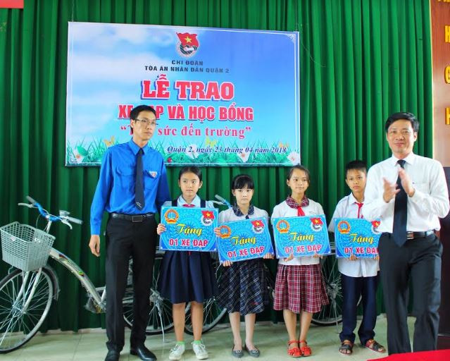 TAND quận 2, TP HCM trao xe đạp và học bổng cho học sinh nghèo