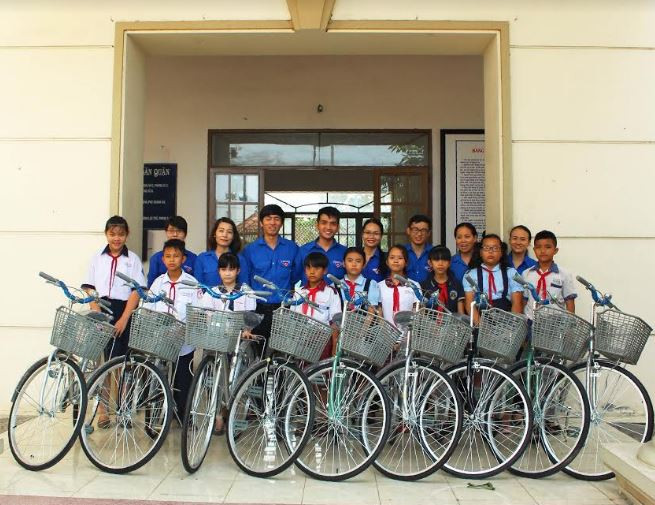TAND quận 2, TP HCM trao xe đạp và học bổng cho học sinh nghèo