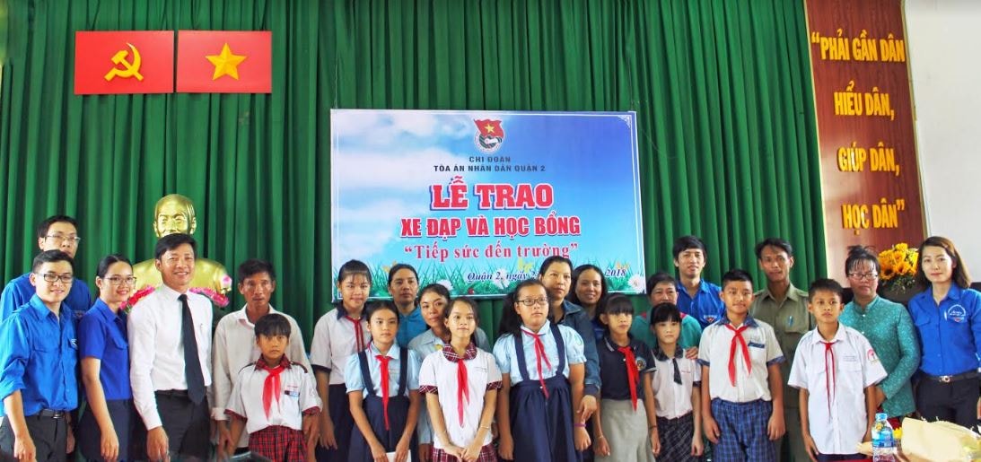 TAND quận 2, TP HCM trao xe đạp và học bổng cho học sinh nghèo