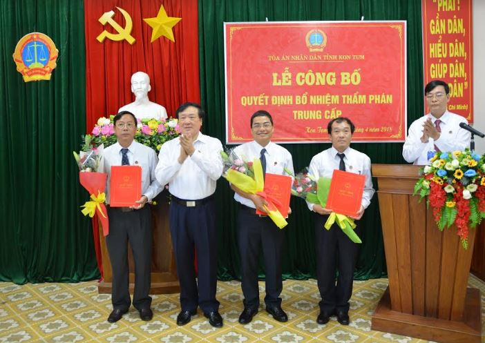 TAND tỉnh Kon Tum trao quyết định bổ nhiệm Thẩm phán và các chức danh lãnh đạo cấp huyện