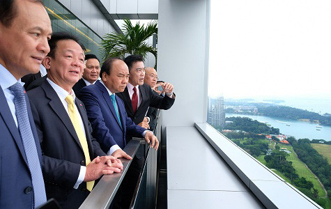 Thủ tướng thăm cảng biển và hệ thống logistics hàng đầu của Singapore