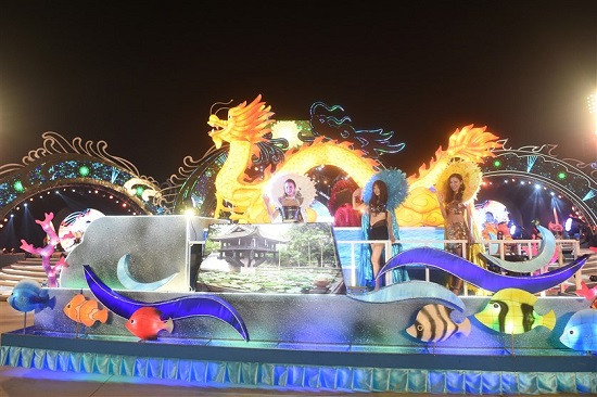 Người dân, du khách nắm tay nhau “quẩy” tưng bừng trong đêm Carnaval Hạ Long 2018