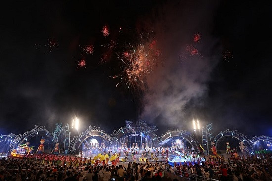 Người dân, du khách nắm tay nhau “quẩy” tưng bừng trong đêm Carnaval Hạ Long 2018