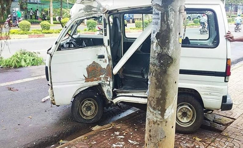Đắk Lắk: Ô tô mất lái đâm vào trụ điện, tài xế tử vong