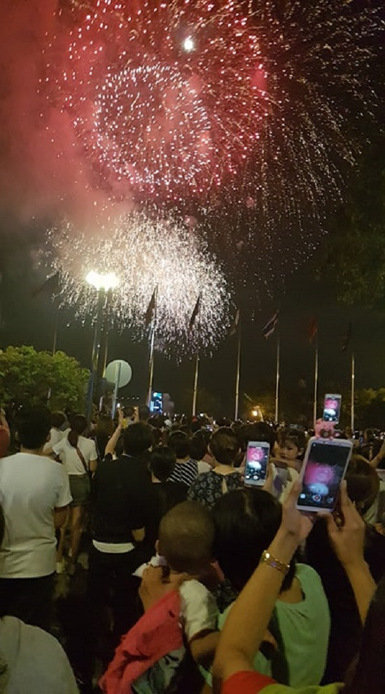 Rực sáng màn pháo hoa chào mừng ngày thống nhất đất nước