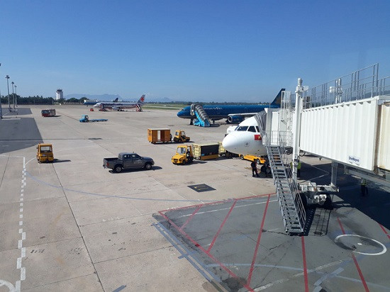Sân bay Đà Nẵng đóng một đường băng trong 30 phút