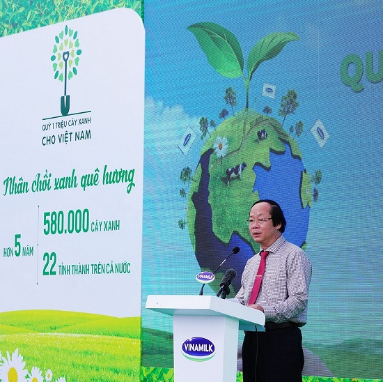 Vinamilk trồng 100 ngàn cây xanh và trao tặng 66.000 ly sữa tại tỉnh Cà Mau
