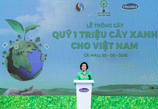 Vinamilk trồng 100 ngàn cây xanh và trao tặng 66.000 ly sữa tại tỉnh Cà Mau