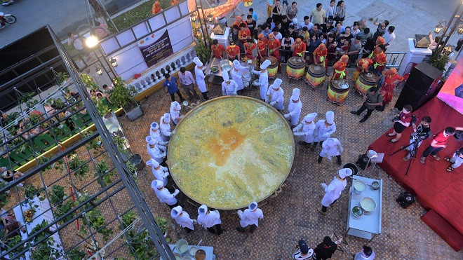 Xác lập kỷ lục chiếc bánh xèo lớn nhất Việt Nam