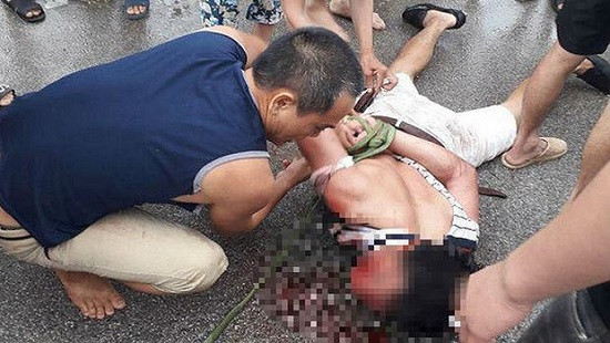 Hưng Yên: Nghi bắt cóc bé 9 tuổi, người đàn ông bị cả làng đánh bầm dập