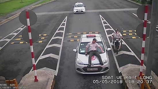 Lái xe taxi tông thẳng vào nhân viên bảo vệ sân bay Nội Bài