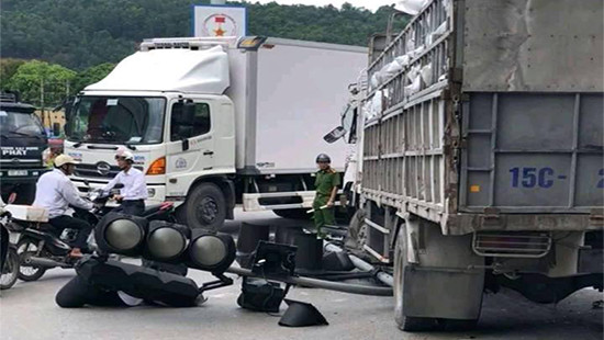 Xe tải tông xe máy và đâm đổ cột đèn giao thông, một người tử vong