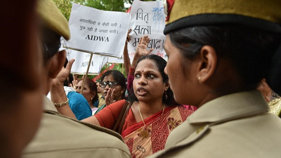 Thiếu nữ Ấn Độ bị cưỡng hiếp và thiêu sống dã man