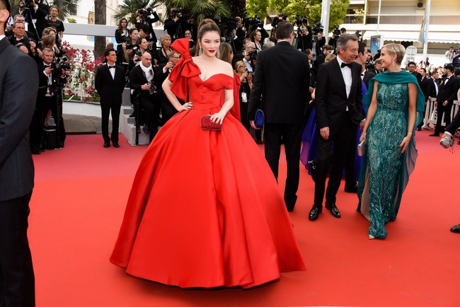  Lý Nhã Kỳ hóa Công chúa Cinderella ngày khai mạc LHP Cannes 
