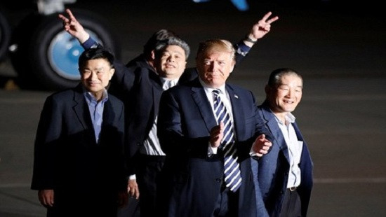 Tổng thống Trump đích thân đón ba tù nhân Mỹ được Triều Tiên phóng thích