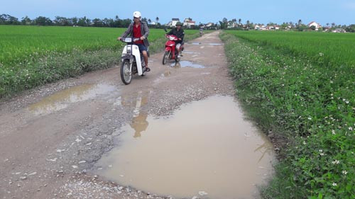 Nghệ An: Dân “tố” nhà máy nước thi công gây hỏng đường dân sinh