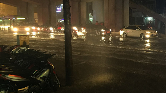 Hà Nội mưa xối xả, đường phố ngập úng khắp nơi