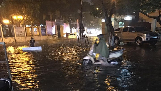Hà Nội mưa xối xả, đường phố ngập úng khắp nơi
