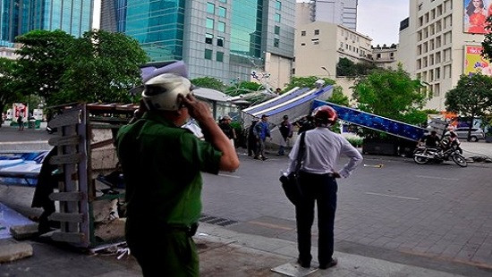 Cổng chào phố đi bộ Nguyễn Huệ đổ sập, 1 người bị thương